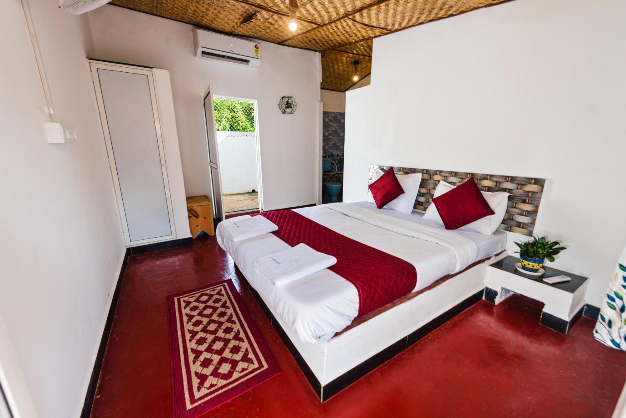 Hotel La Paulo'S Near Beach Resort Morjim Eksteriør billede