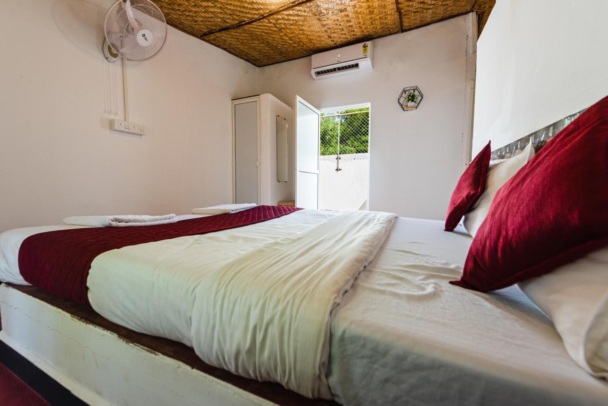 Hotel La Paulo'S Near Beach Resort Morjim Eksteriør billede